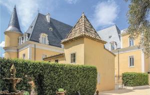 Maisons de vacances Amazing Home In Pont Saint Esprit With 8 Bedrooms, Sauna And Outdoor Swimming Pool : photos des chambres