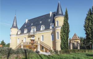 Maisons de vacances Amazing Home In Pont Saint Esprit With 8 Bedrooms, Sauna And Outdoor Swimming Pool : photos des chambres