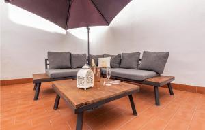 Cozy Apartment In Sevilla With Kitchen