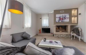 Lovely Home In Stinjan With Wifi 