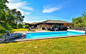 Maisons de vacances Nice home in St Privat des Vieux with 5 Bedrooms, WiFi and Outdoor swimming pool : photos des chambres