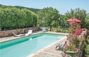 Maisons de vacances Awesome Home In Thizy-les-bourgs With 5 Bedrooms, Private Swimming Pool And Outdoor Swimming Pool : photos des chambres