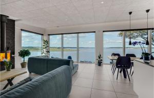 Amazing Home In Løgstrup With Wifi