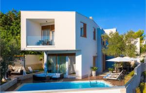 Amazing Home In Slatine With 4 Bedrooms, Wifi And Outdoor Swimming Pool