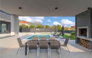 4 Bedroom Stunning Home In Kastel Stari