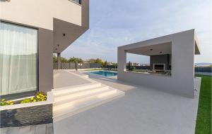 4 Bedroom Stunning Home In Kastel Stari