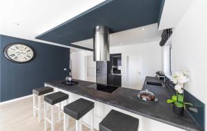 4 Bedroom Stunning Home In Kastel Stari 