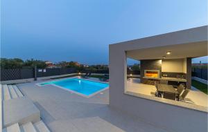 4 Bedroom Stunning Home In Kastel Stari