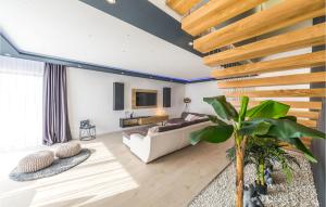 4 Bedroom Stunning Home In Kastel Stari 