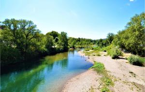 Maisons de vacances Beautiful Home In St Victor La Coste With 4 Bedrooms, Private Swimming Pool And Outdoor Swimming Pool : photos des chambres