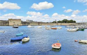 Appartements Beautiful Apartment In Concarneau With Wifi, 1 Bedrooms And Heated Swimming Pool : photos des chambres