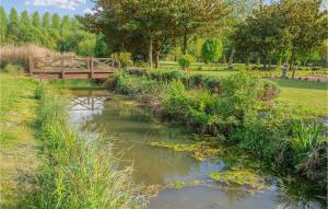 Maisons de vacances Amazing Home In Fontaine Gurin With Wifi, Heated Swimming Pool And 5 Bedrooms : photos des chambres