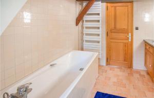 Maisons de vacances Amazing Home In Fontaine Gurin With Wifi, Heated Swimming Pool And 5 Bedrooms : photos des chambres
