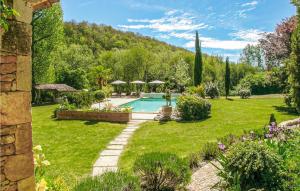 Maisons de vacances Nice home in La Cassagne with 4 Bedrooms, Private swimming pool and Outdoor swimming pool : photos des chambres