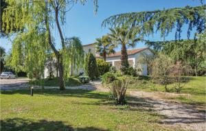 Maisons de vacances Stunning home in Beziers with 5 Bedrooms, WiFi and Outdoor swimming pool : photos des chambres