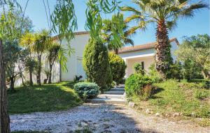 Maisons de vacances Stunning home in Beziers with 5 Bedrooms, WiFi and Outdoor swimming pool : photos des chambres