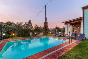 Rondini, Farmhouse with pool