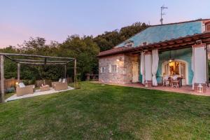Rondini, Farmhouse with pool