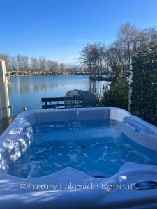 Lakeside Retreat With Hot Tub & Fishing Peg at Tattershall Lakes Country Park