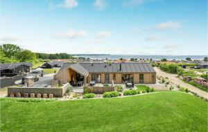 4 Bedroom Stunning Home In Sjølund