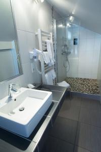Hotels Hotel Restaurant Les Alisiers : photos des chambres