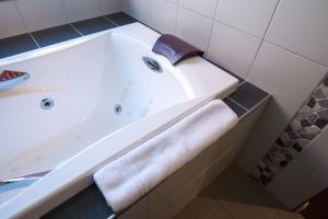 Hotels Hotel Restaurant Les Alisiers : photos des chambres