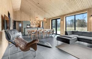 4 Bedroom Lovely Home In Aakirkeby