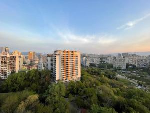 GG Home - cozy 3 bedroom apartment in Vake at Mziuri park