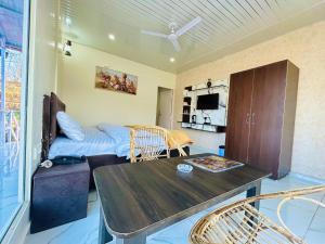 IN APPLE ESTATE KANATAL - Himalayan View Resort with Courteous Staff