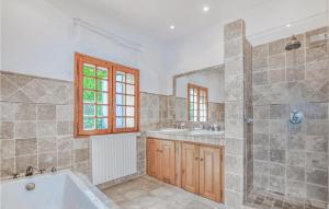 Maisons de vacances Amazing Home In Taulis With 3 Bedrooms, Wifi And Outdoor Swimming Pool : photos des chambres