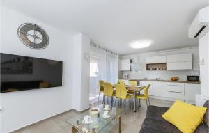 2 Bedroom Beautiful Apartment In Pula 