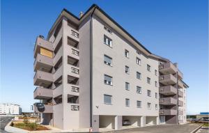 2 Bedroom Beautiful Apartment In Pula 