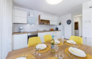 2 Bedroom Beautiful Apartment In Pula