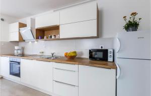 2 Bedroom Beautiful Apartment In Pula