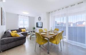 2 Bedroom Beautiful Apartment In Pula 