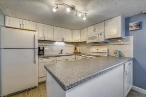 Recently renovated 2Bd, Sleeps 6 Pinnacle Port, with Boat Ramp condo