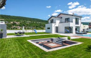 Nice Home In Donji Prolozac With 4 Bedrooms, Wifi And Outdoor Swimming Pool