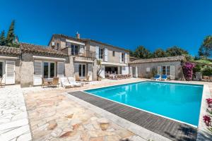 Hotels Hotel La Boulangerie : Chambre Triple - Vue sur la Piscine