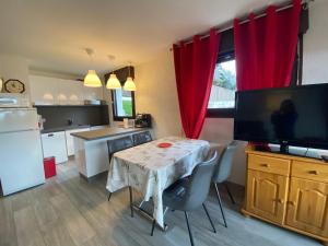 Studio 4 pers, coin montagne, terrasse, parking privatif, centre village, non fumeur - FR-1-437-100