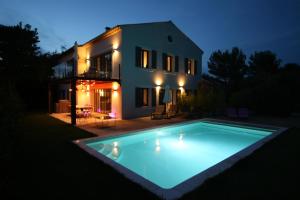 Maison contemporaine dans le village dEygalières