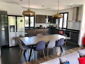 Maison contemporaine dans le village dEygalières