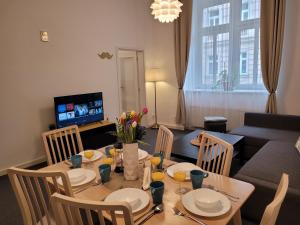 Little Tom Apartments