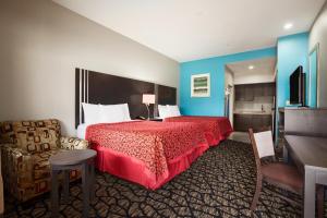 Queen Room with Two Queen Beds - Mobility Access/Non-SmokingÂ  room in Days Inn & Suites by Wyndham Houston North-Spring