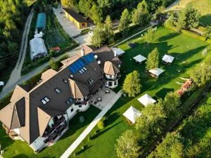 纳图拉家庭度假村 - 阿夫里格