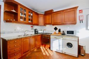 Carlos House - Baleal beach, Sunny balcony, Shared pool