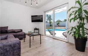 Stunning Home In Betina With 2 Bedrooms, Wifi And Heated Swimming Pool 