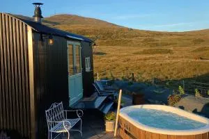 Black hut at Slieve Croob Glamping - Dromara
