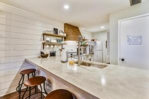 Edgewater Villas #2108 - 2 Bedroom 2Bath Sleeps 8, Free Gas Card & Free Fun! condo