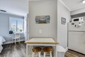 Cozy Holiday Hideaway, Sleeps 4! Steps to the Beach! Renovated 2021 condo