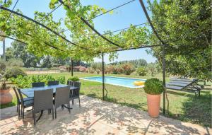 Maisons de vacances Beautiful home in Berre lEtang with 2 Bedrooms, WiFi and Outdoor swimming pool : photos des chambres